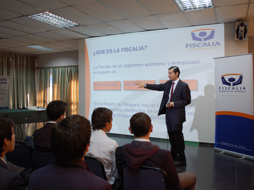 El vocero de la Fiscalía Regional, Juan Castro, se reunió con alumnos de tercero y cuatro medio del colegio Don Bosco en Iquique.