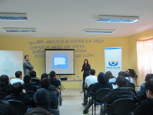 La abogado asistente de Calama, Jocelyn Pacheco, dicta charla a alumnos del Liceo N-9 de Calama