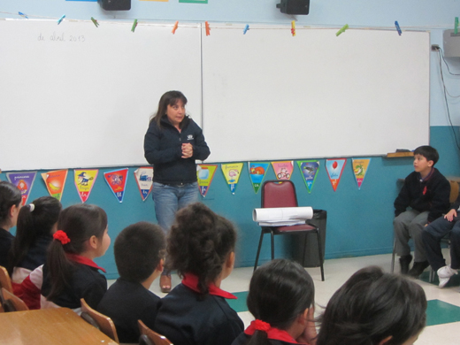 Fiscal Jefe de la local Antofagasta Ana Maria Escobar conversa con niños del Colegio San Esteban