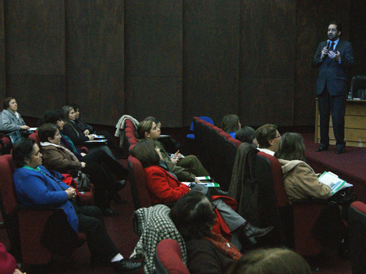 Fiscal jefe de Talcahuano, Álvaro Hermosilla, en charla a personas de la tercera edad de la mencionada comuna