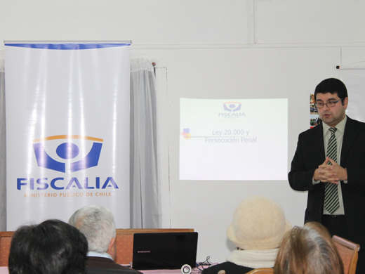 El fiscal de Valdivia, Gonzalo Valderas, dictó una charla sobre la Ley de Drogas en la Junta de Vecinos “Barrio Centro” de esta ciudad.
