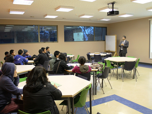 Una exposición sobre la Ley de Drogas realizó el fiscal Gonzalo Valderas ante alumnos de la Facultad de Ciencia de la Ingeniería de la Universidad Austral, en Valdivia.