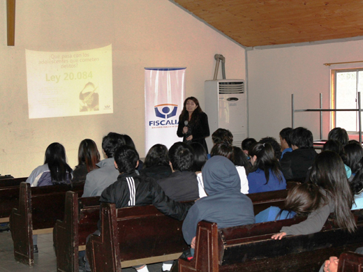 La abogada asesora de la Fiscalía Regional de Los Ríos, María José Hurtado, expuso ante alumnos del Instituto Asia Pacífico de Valdivia sobre la Ley de Responsabilidad Penal Adolescente.