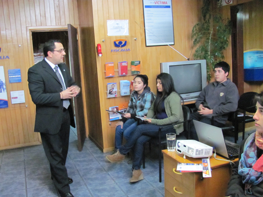 En una visita guiada a las dependencias de la Fiscalía Local de Quinchao, los estudiantes del Liceo Insular de Achao aprendieron sobre la función de la Fiscalía de Chile.