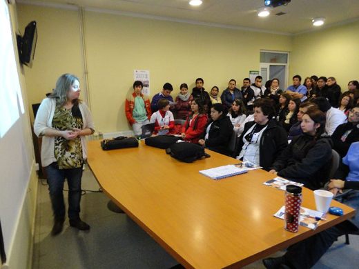 En el Centro de Salud Familiar (Cesfam) de Río Negro, la abogada ayudante Carolyn Konrad efectuó una charla dirigida a funcionarios de Salud.