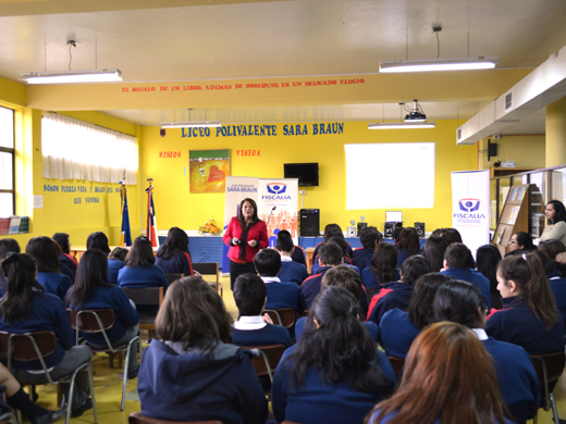 Asesora jurídica de la Fiscalía Regional, Mary Geyssi Gutiérrez, lleva a cavo charla sobre el quehacer de la Fiscalía y delitos dentro de la Ley de rewsponsabilidad penal adolescente a estudiantes del Liceo Sara Braun.