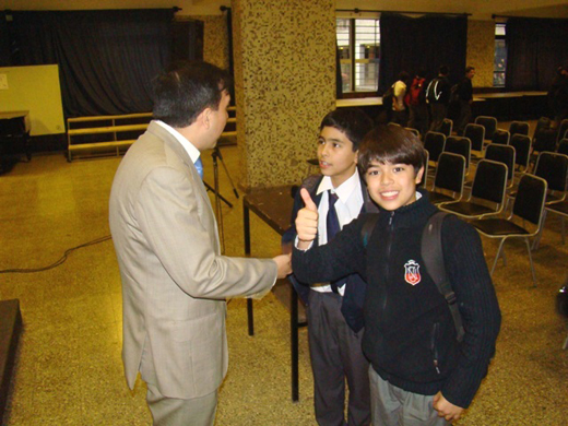 Fiscal junto a estudiantes del Instituo Nacional