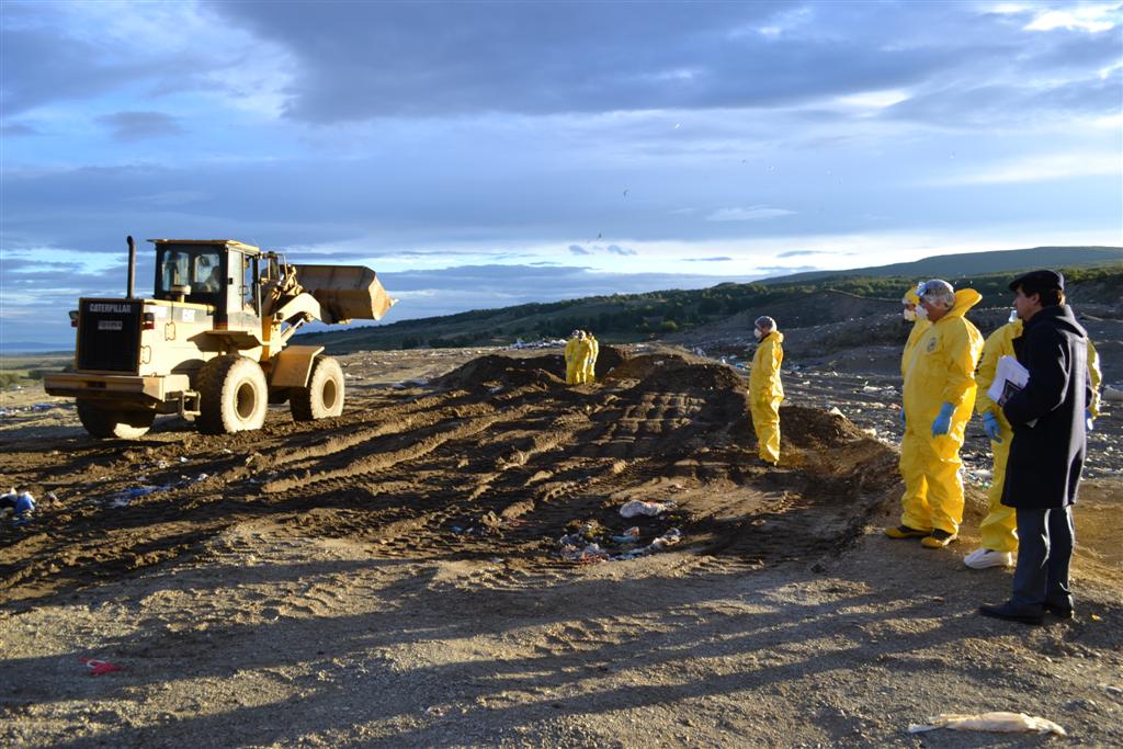 Excavaciones realizadas en el marco de la búsqueda del cuerpo de víctima de femicidio en Punta Arenas