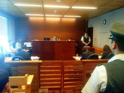 La audiencia en que se formalizó al conductor que ingresó contra el tránsito a la autopista.