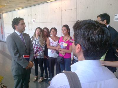 El fiscal Eduardo Baeza explica a las víctimas sobrevivientes y a los familiares de los fallecidos los alcances del fallo. 