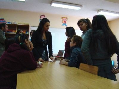 La abogada entregó respuestas a las dudas de las estudiantes.