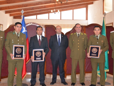 El Fiscal Regional junto al Jefe de Zona entregaron un galvano a los carabineros destacados.