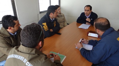 Fiscal Avendaño instruyendo a las policías para el trabajo en terreno.