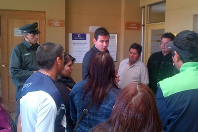 El fiscal Juan Sebastián de la Fuente se reunió con familiares de las víctimas tras formalizar a los detenidos.