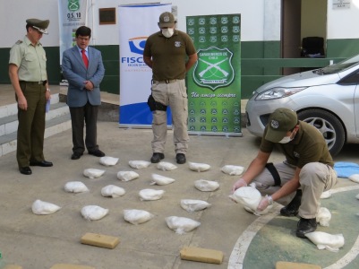 Fiscal Regional, Eduardo Peña y Prefecto Carlos Avila inspeccionan la droga decomisada