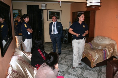 Fiscal Rodrigo Benitt en uno de los dos domicilios allanados
