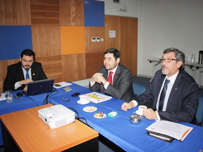 El Fiscal Regional, Cristian Paredes (al centro), junto al jefe máximo de la PDI en La Araucanía, el prefecto, Jorge De La Torre (a la derecha).