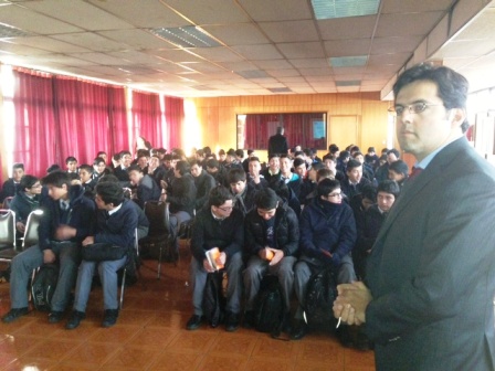 El Fiscal Jefe de TCMC, Jorge Cáceres, durante el encuentro con estudiantes.