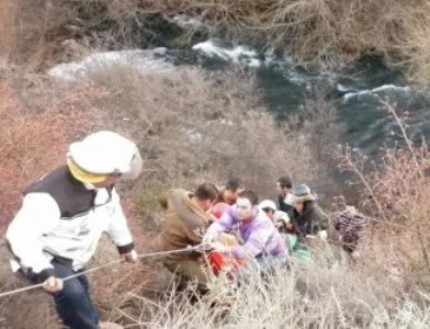 En el rescate participó Carabineros de la Cuarta Comisaría y Bomberos, sumado a particulares que colaboraron en las faenas. (Foto: Diario Aysén) 
