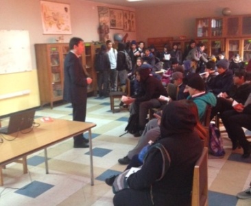 El Fiscal Luis Barraza y los estudiantes del Liceo de El Bosque.