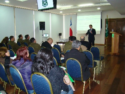 Fiscal Regional Andrés Montes expone ante vecinos.