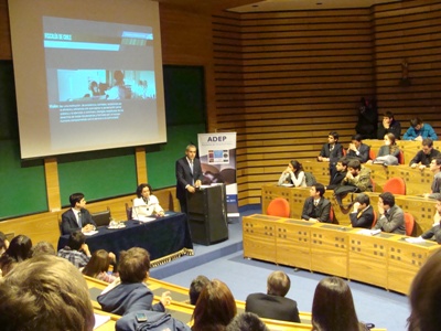 Fiscal nacional exponiendo en el marco del "Mes del Derecho Penal" de la Universidad de Los Andes.