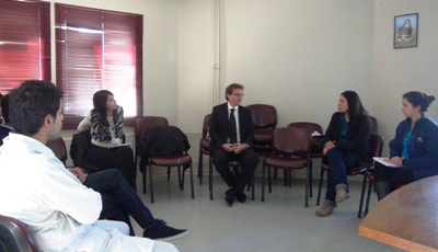 El fiscal jefe Cristián Cáceres (al centro en la fotografía) respondió consultas de los profesionales y técnicos del Hospital de Curacaví.