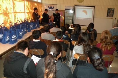 Estudiantes y vecinos realizaron consultas al personal de la Fiscalía.