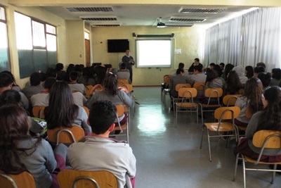 El fiscal de Vicuña, Eduardo Yáñez, atendió las consultas de los estudiantes.