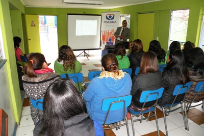 El fiscal Andrés Gálvez se reunió con educadores y profesionales de la escuela Nueva Esperanza y Arturo Prat.