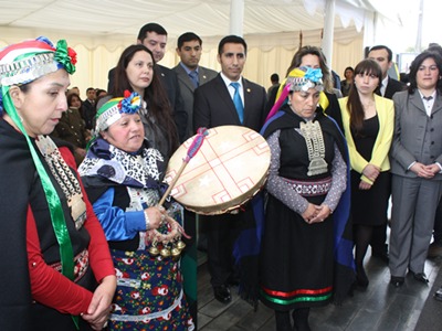 Acompañaron a la machi en la ceremonia las facilitadores interculturales de la Fiscalía Lidia Antilef y Lilian Catrifil