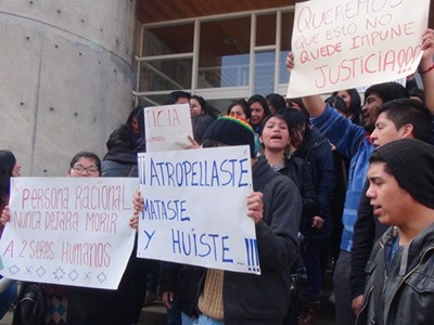Compañeros de universidad y familiares de las víctimas acudieron al tribunal con pancartas para exigir justicia