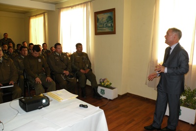 Fiscal Marcial Pérez con personal de Carabineros de Las Compañías