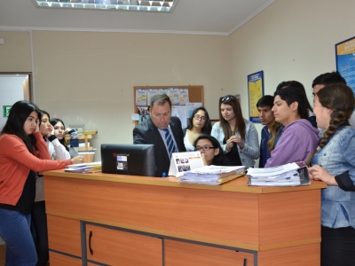El fiscal jefe de Iquique, Gonzalo Guerrero, acompañó a los estudiantes en su recorrido.