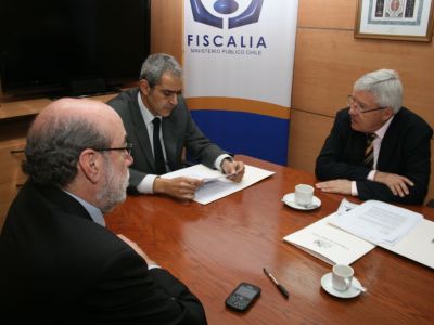 Fiscal Nacional y diputados durante reunión.