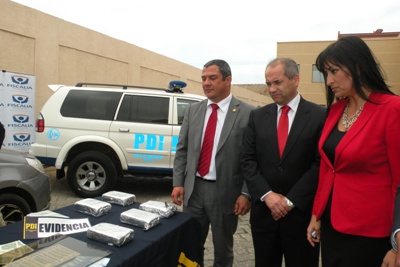 La Intendenta Hanne Utreras, el Prefecto Oscar Rosas y el Fiscal Regional, Enrique Labarca observan el decomiso de drogas y especies.