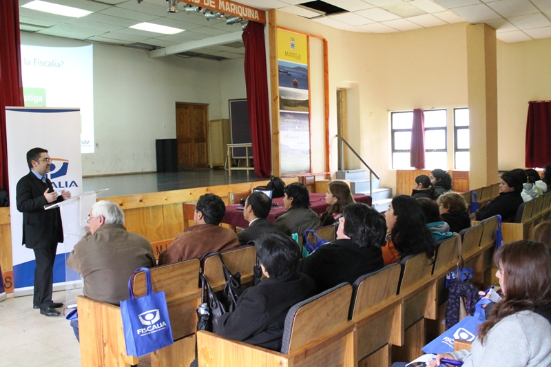 La charla fue dictada por el abogado Carlos Bahamondes. 