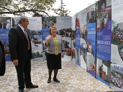 Presidenta de la República, Michelle Bachelet y Fiscal Nacional, Sabas Chahuán, en muestra fotográfica por 15 años de la Fiscalía. 
