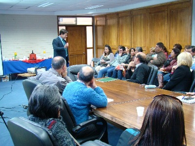 Fiscal Regional Andrés Montes expone ante vecinos de Cerro Navia.