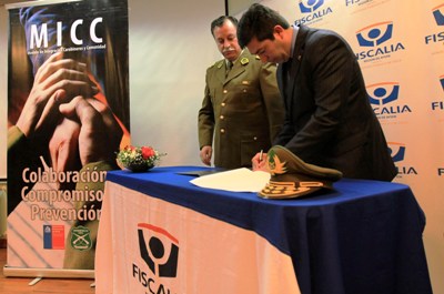 Proyecto piloto busca beneficiar a víctimas de delitos. Iniciativa fue firmada por las principales autoridades de ambas instituciones.