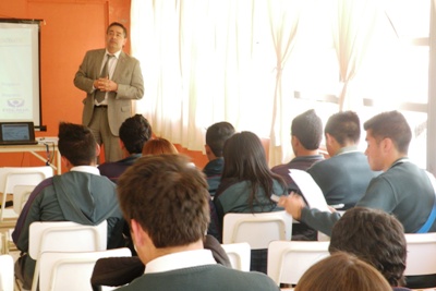El fiscal Rodrigo Gómez se reunió con los estudiantes.