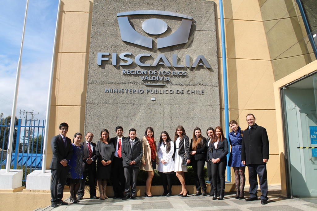 Los alumnos en el frontis de la Fiscalía de Valdivia.