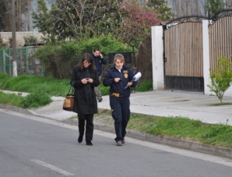 La Fiscal Nayalet Mansilla, impartiendo instrucciones en el sitio del suceso