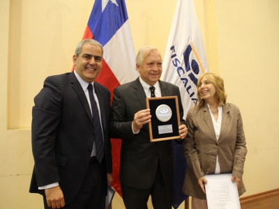 El Ministro Jorge Burgos, es el primer galardonado con el reconocimiento anual “Honorable Diputado Juan Bustos Ramírez”
