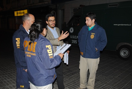 El Fiscal Riobó junto a los peritos que realizaron la diligencia.