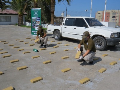 Carabineros muestra parte del decomiso de droga junto a la camioneta que era transportada.