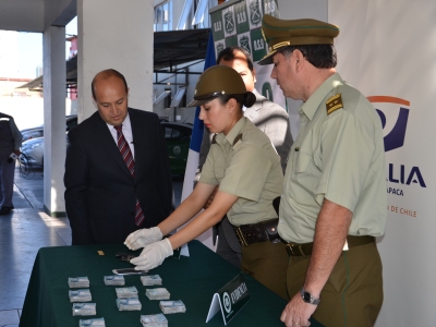 Fiscalía y Carabineros mostraron arma y dinero incautados hoy en la detención de los sujetos.