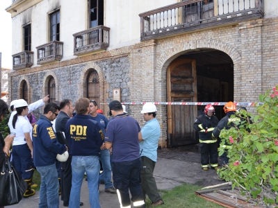 Junto a personal de PDI y Bomberos, Fiscalía inició investigación para determinar las causas del incendio.