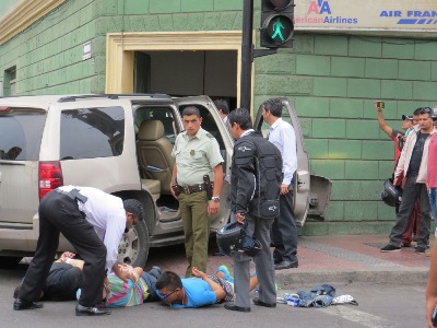 Los tres detenidos, luego que el vehículo impacta contraun edificio.