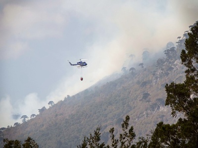 Equipos de Chile y otros países sudamericanos han llegado a la zona para luchar contra el fuego. (Fot: El Austral)